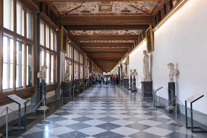 Private Family Tour of the Uffizi Gallery with Scavenger Hunt