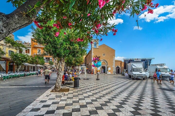 Walking Tour in Taormina