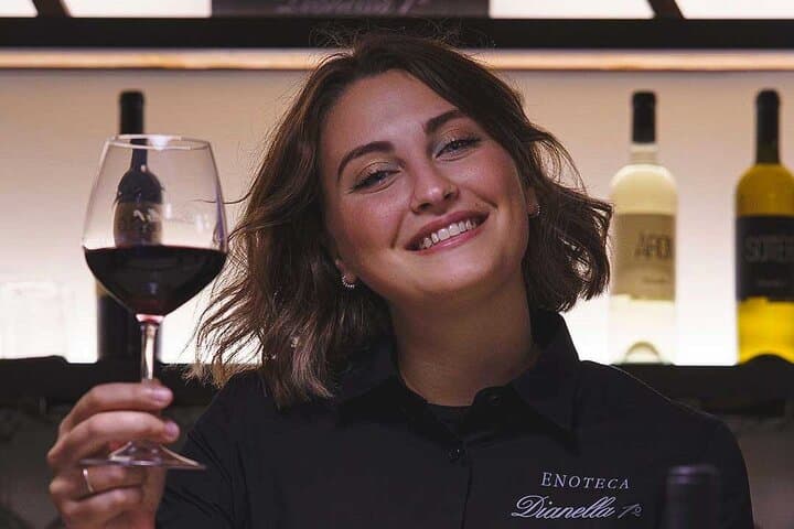 Wine experience in the Tuscan hills with tasting in Vinci