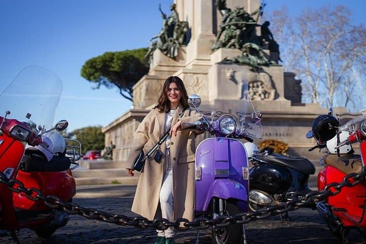 Rome's Easy Vespa Ride with Pick Up and Drop Off & Photoshoot