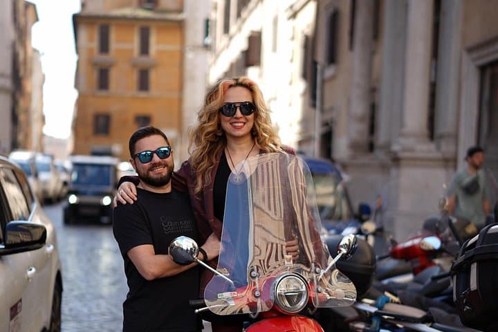 Rome's Easy Vespa Ride with Pick Up and Drop Off & Photoshoot