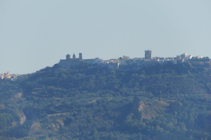 The village of Montescaglioso (MT) and its Abbey of San Michele seen from afar.