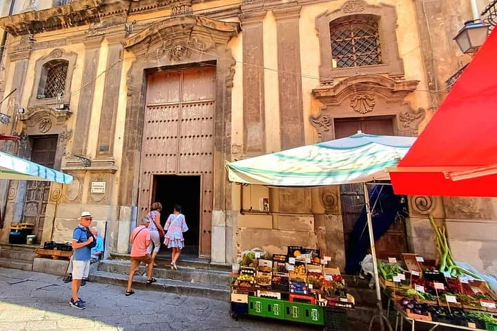 Palermo, a tour of unique monuments and colorful markets