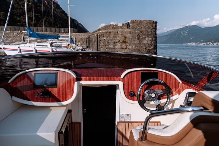 Private wooden boat tour on Lake Como
