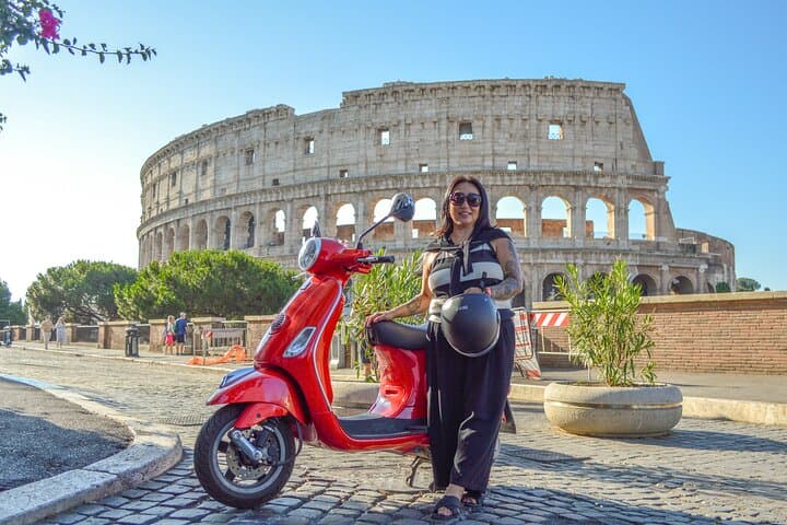 Rome Vespa tour with Pro Photographer