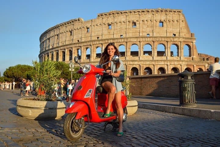 Rome Vespa tour with Pro Photographer