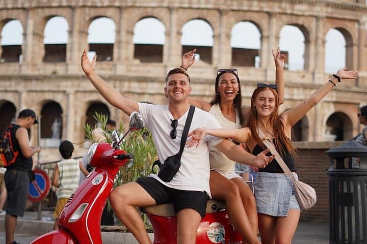 Vespa Tour in Rome with professional photographer