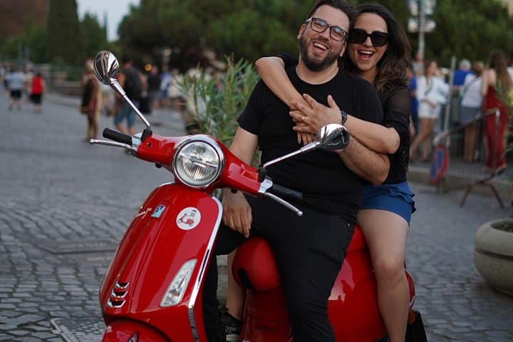 Vespa Tour in Rome with professional photographer
