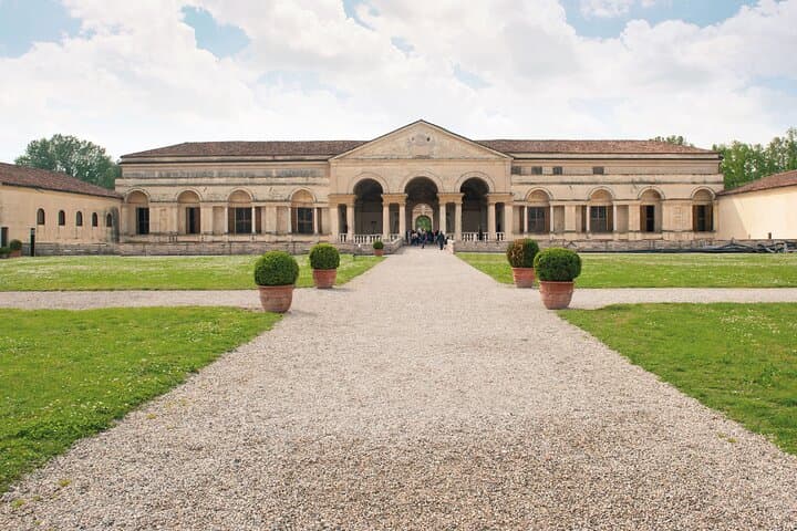 Mantova Walking Tour with Audio and Written Guide by a Local