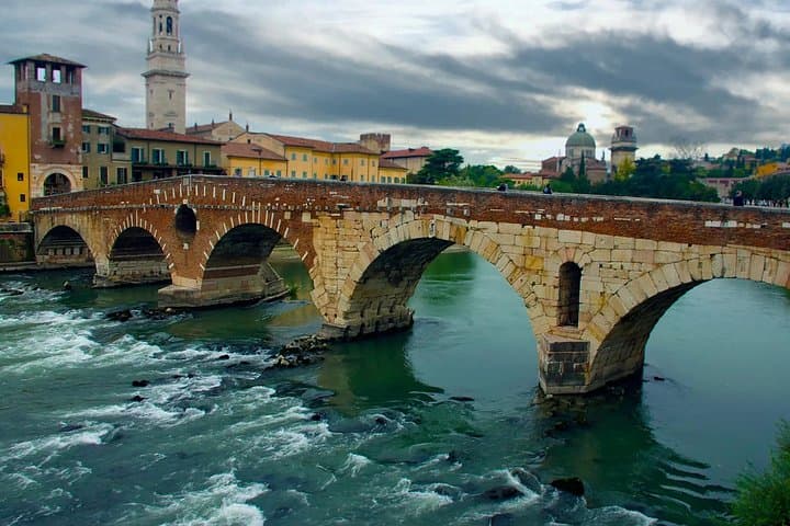 Exploration of Verona + Arena: Walking Tour + Ebook