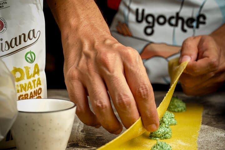 Filling ravioli