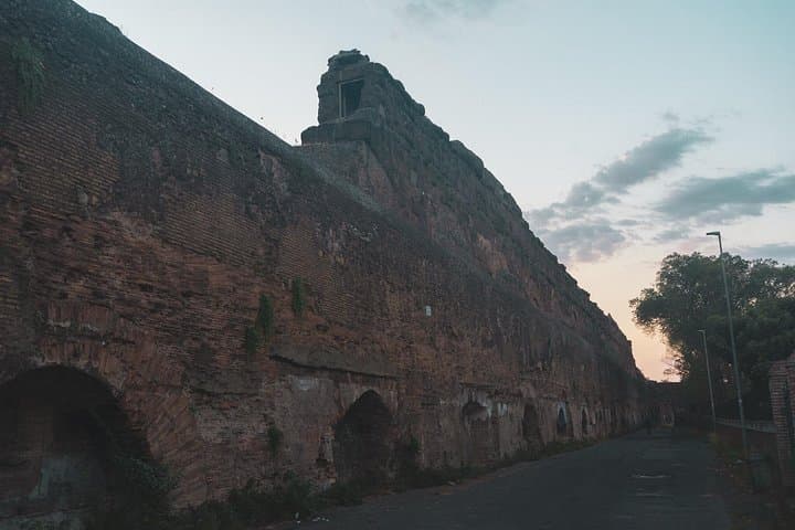 Urban Hike to the Aqueduct Park in Rome