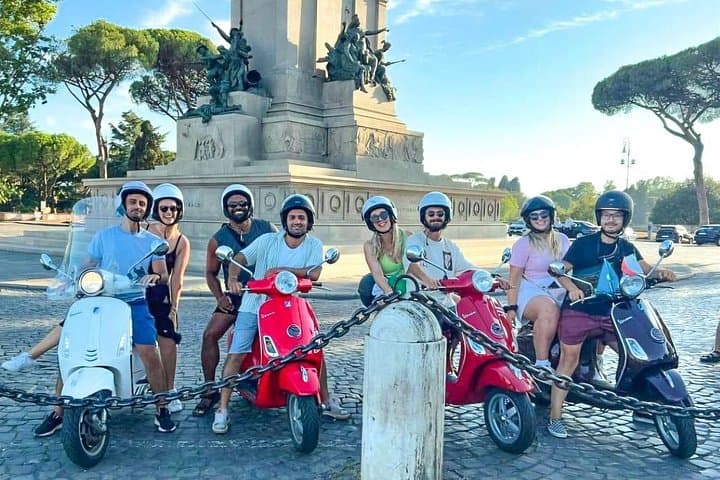 Rome Vespa tour with Pro Photographer