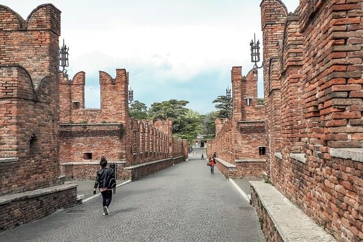 Verona: City Walk with Audio Guide in 7 Languages on your Phone