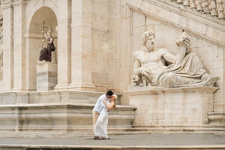 Rome: Private Colosseum Photoshoot with Local Photographer