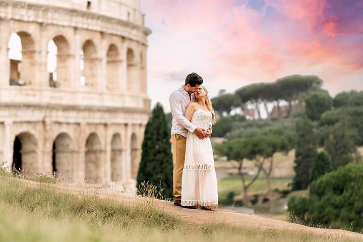 Rome: Private Colosseum Photoshoot with Local Photographer