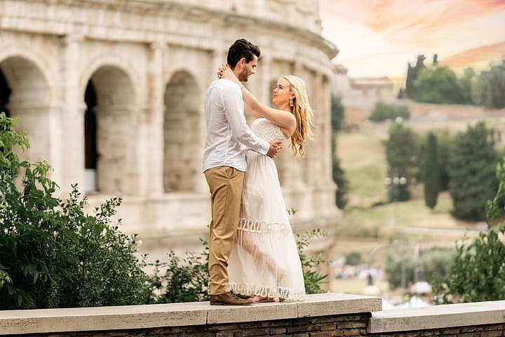 Rome: Private Colosseum Photoshoot with Local Photographer