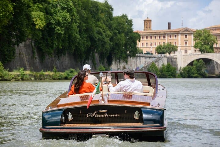 La Dolce Vita: Private Luxury Boat Ride in the Eternal City