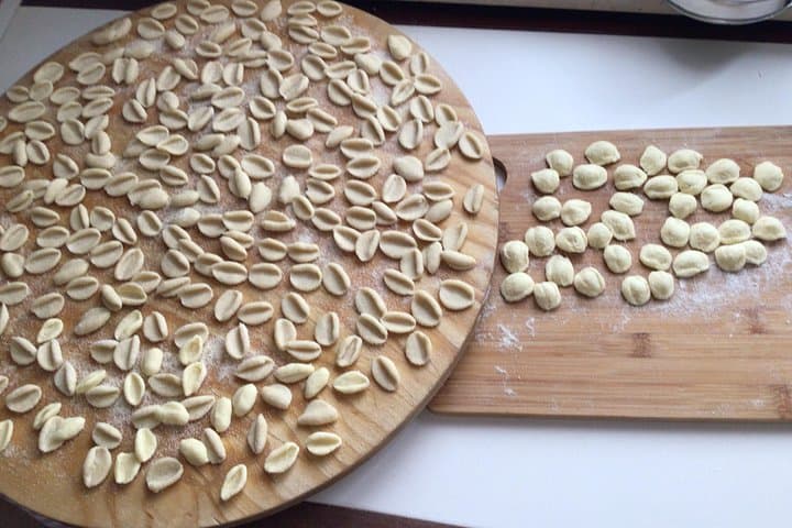 Preparation of orecchiette and cavatelli handmade with the use of organic raw materials at Km zero