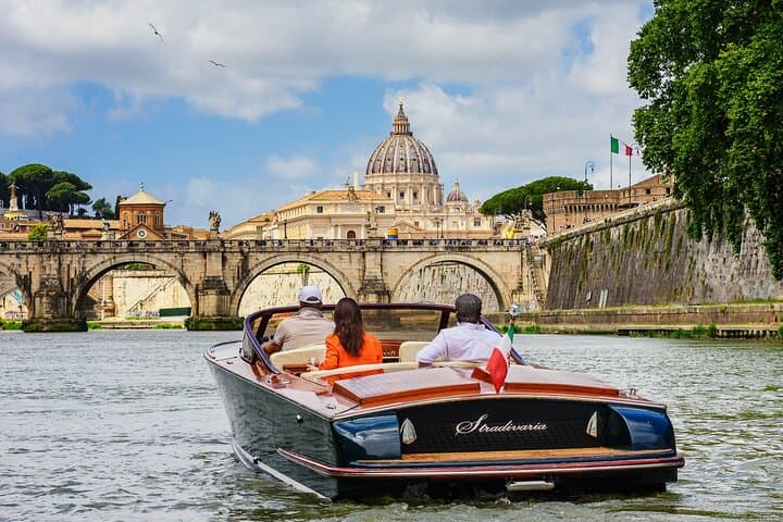 La Dolce Vita: Private Luxury Boat Ride in the Eternal City