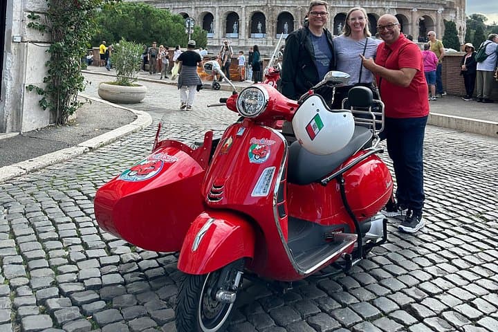 Rome Private/Group Tour in a Vespa Sidecar Style for 90 Minutes