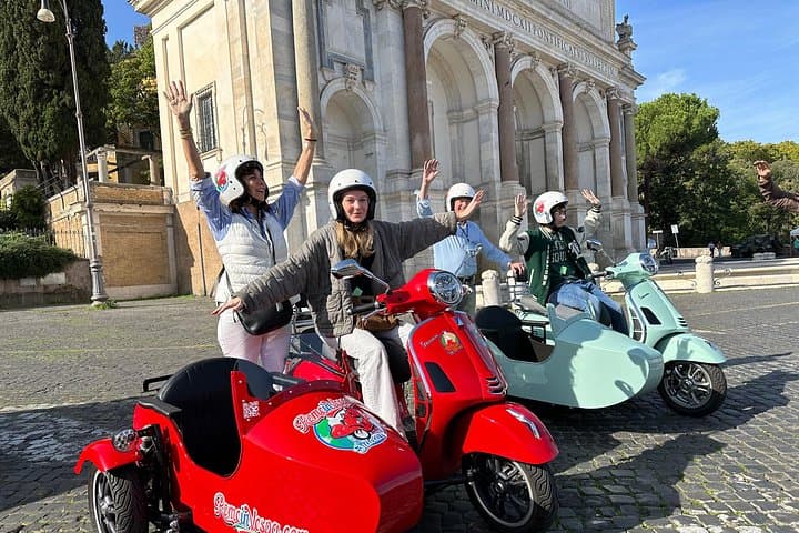 Rome Private/Group Tour in a Vespa Sidecar Style for 90 Minutes