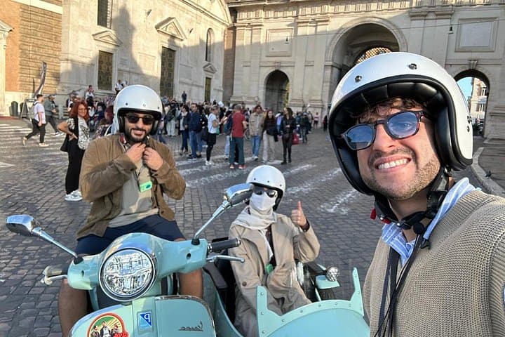 Rome Private/Group Tour in a Vespa Sidecar Style for 90 Minutes
