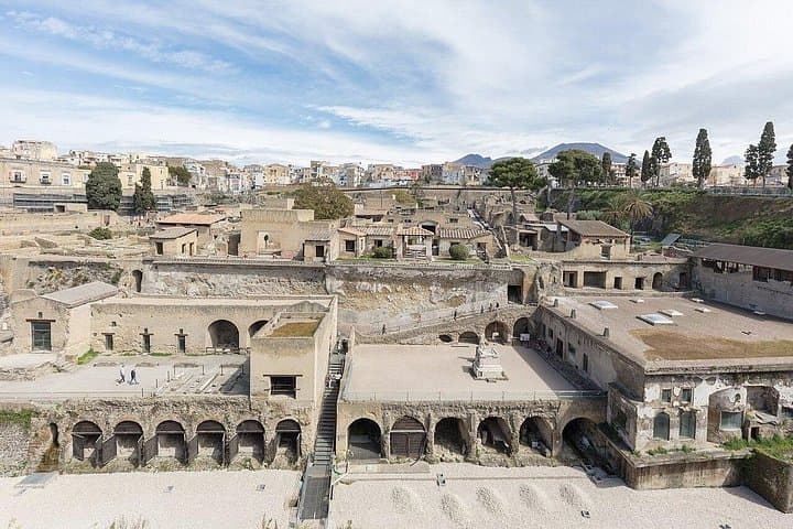 Private Day Tour from Rome to Pompeii and Taste of Wine