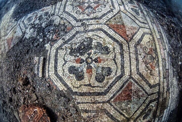 Mosaic of the cornflowers of the Terme del Lacus