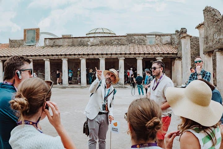 Pompeii in 2 Hours with Archaeologist & Amphitheatre Visit