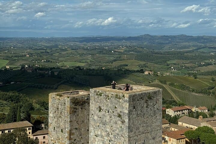San Gimignano + Lunch&Wine private tour by van from Lucca or Pisa