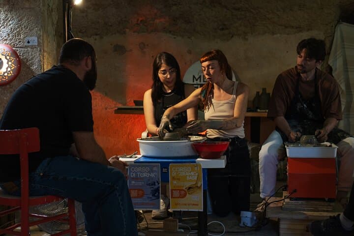 Modelling your clay dreams, Potter's wheel workshop in Grottaglie