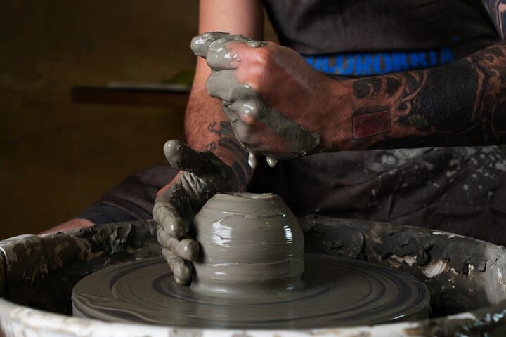 Modelling your clay dreams, Potter's wheel workshop in Grottaglie