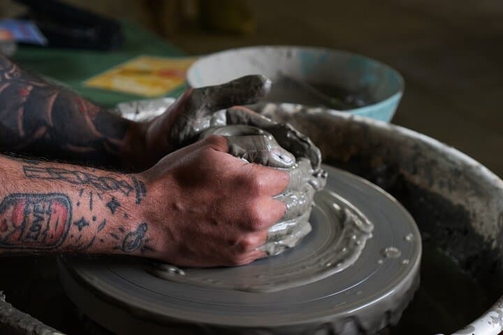 Modelling your clay dreams, Potter's wheel workshop in Grottaglie