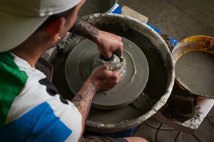 Modelling your clay dreams, Potter's wheel workshop in Grottaglie