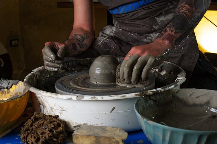 Modelling your clay dreams, Potter's wheel workshop in Grottaglie
