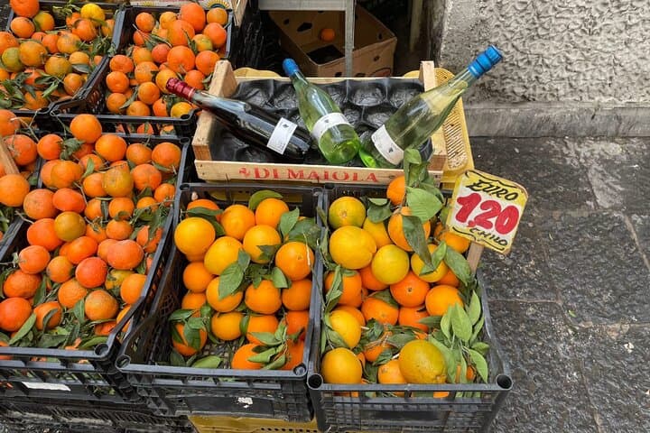 Naples: Street Art, Wine and Food Walking Tour