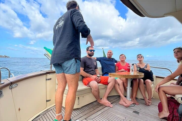 Private Sorrento Coast 2-Hour Boat Tour with limoncello