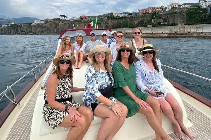 Private Sorrento Coast 2-Hour Boat Tour with limoncello
