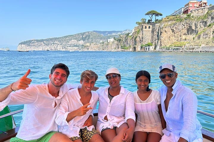 Private Sorrento Coast 2-Hour Boat Tour with limoncello