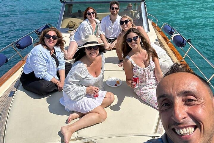 Private Sorrento Coast 2-Hour Boat Tour with limoncello