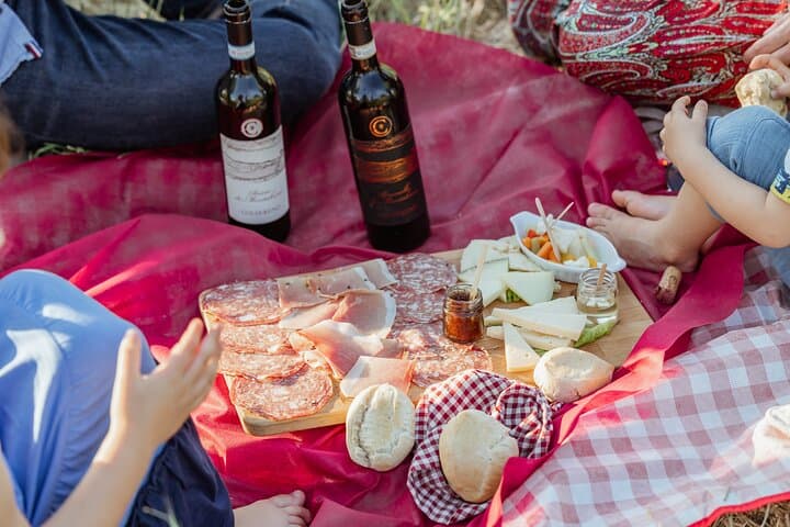 Montalcino: exclusive picnic in the vineyard with wine basket