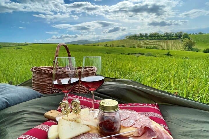 Montalcino: exclusive picnic in the vineyard with wine basket