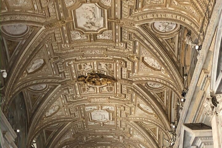 St. Peter's Basilica Tickets with Host