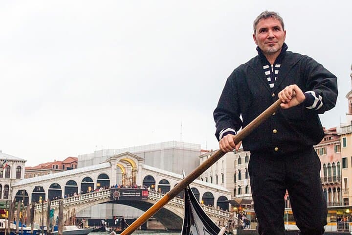 Venice Tour: Skip-Line St Mark’s & Gondola Ride