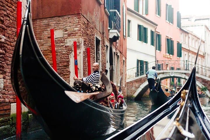 Venice Tour: Skip-Line St Mark’s & Gondola Ride