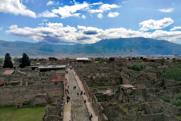 Pompeii from Naples: Smart Audio Guide with Travel Instructions