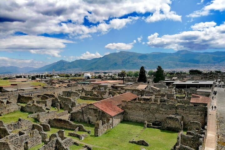 Pompeii from Naples: Smart Audio Guide with Travel Instructions