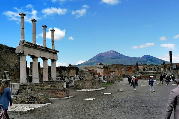 Pompeii from Naples: Smart Audio Guide with Travel Instructions