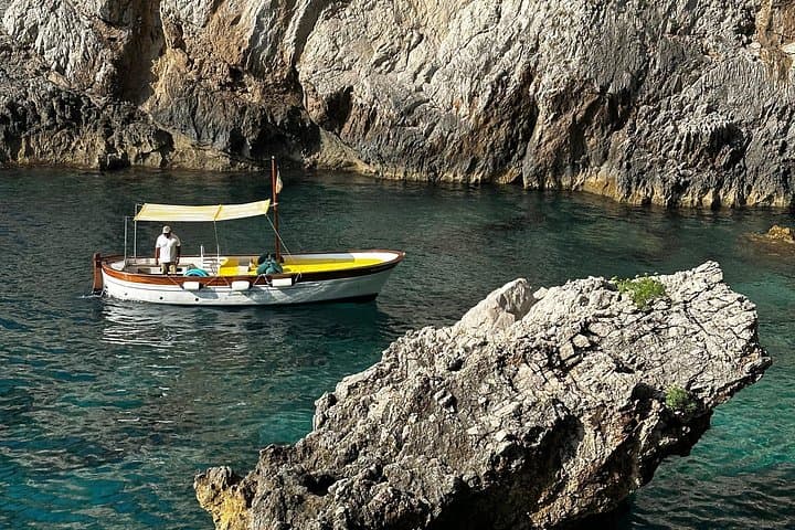 The Giu&Giu during the visit to Villa Malaparte bay.